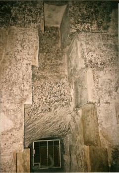 Niche at one end of the Queen's chamber